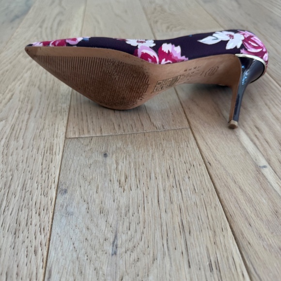 White House Black Market Floral Heels, 8.5 - Picture 8 of 8
